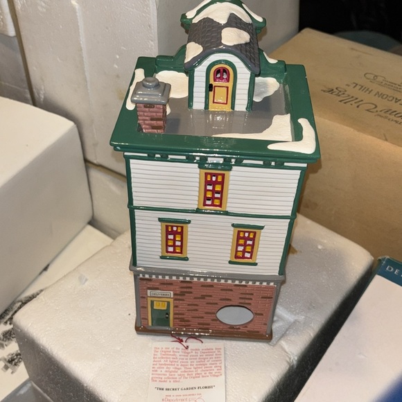 The Original Snow Village "The Secret Garden Florist " - Picture 2 of 4